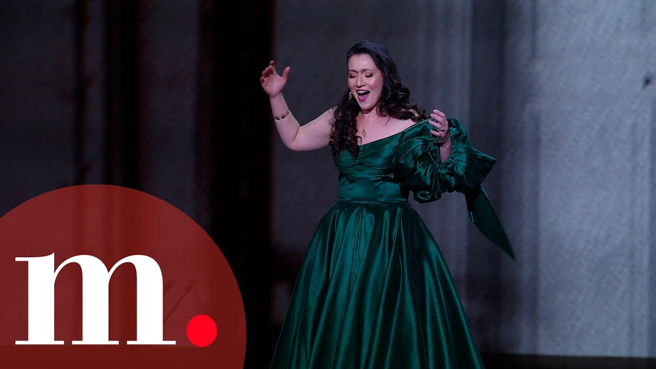 Mané singing at the Operalia competition